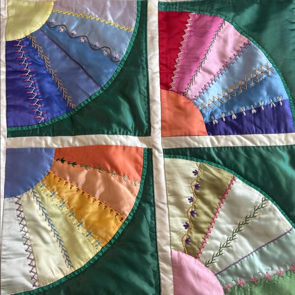 🤩 Vintage Grandmother Queen SZ Satin Embroidered Fan Patchwork Handmade Quilt